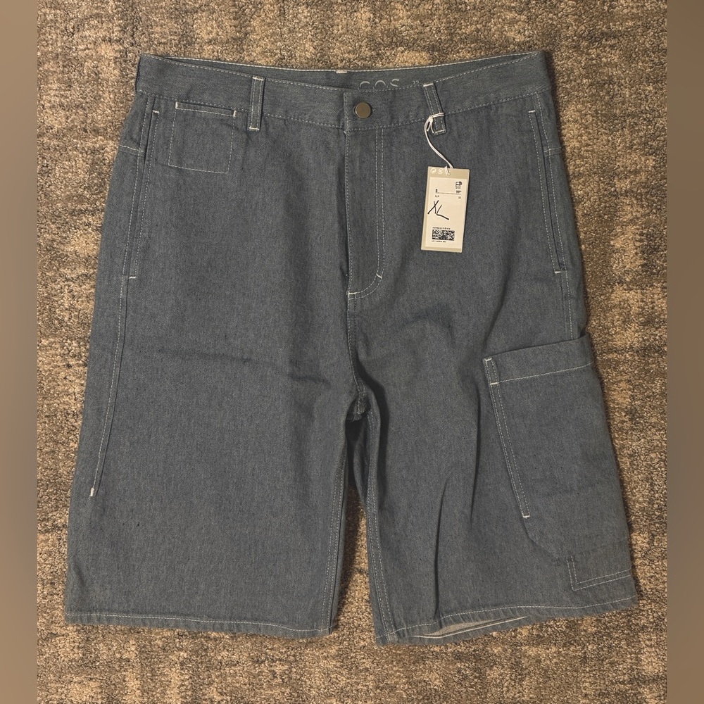 COS light blue/grey denim Bermuda Shorts with one cargo pocket. NWT Size 32